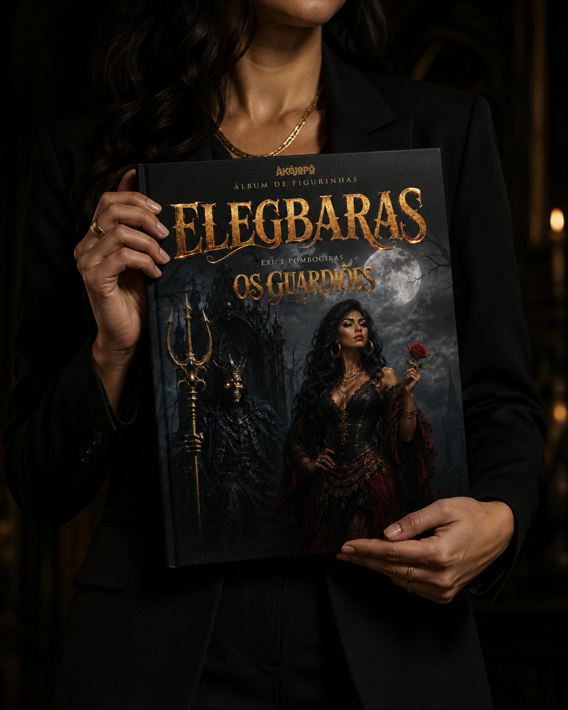 Pessoa segurando o álbum Elegbarás — Os Guardiões